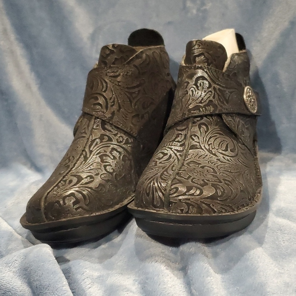 Alegria NWOT black tooled leather floral ankle boot